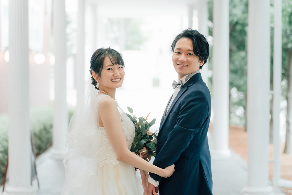 笑顔で寄り添う新郎新婦