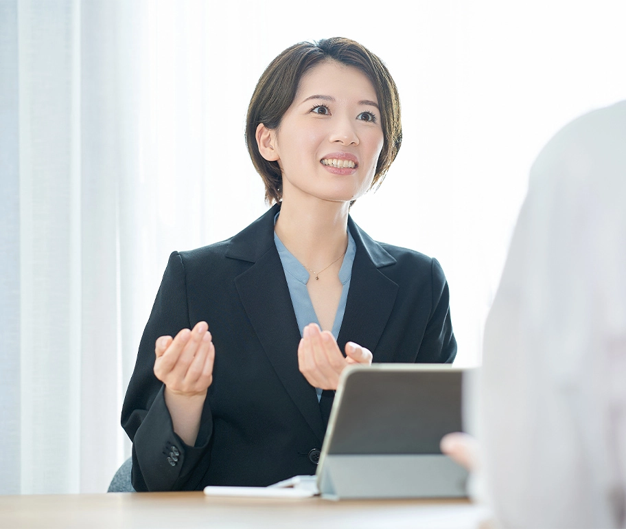 明るい雰囲気で話し合う女性社員