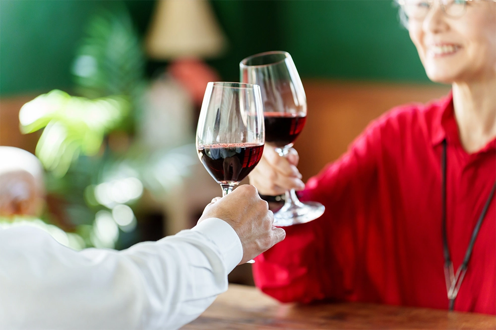 レストランで赤ワインを楽しむ夫婦