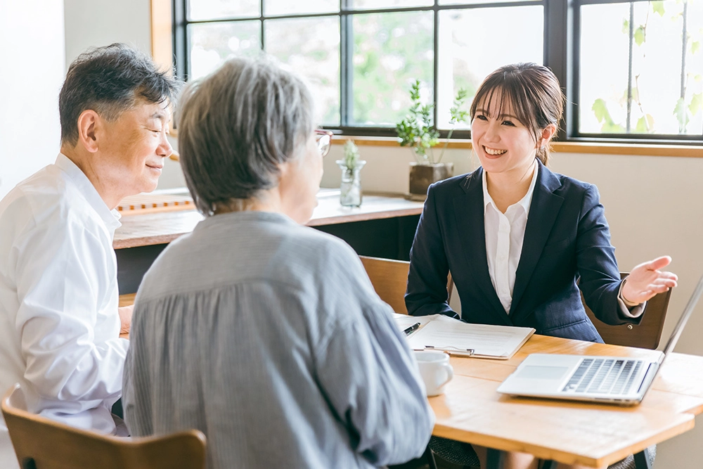 シニア夫婦に相談対応するスタッフ