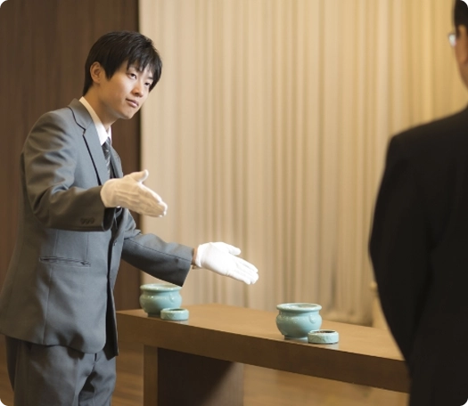 丁寧に説明するスタッフ