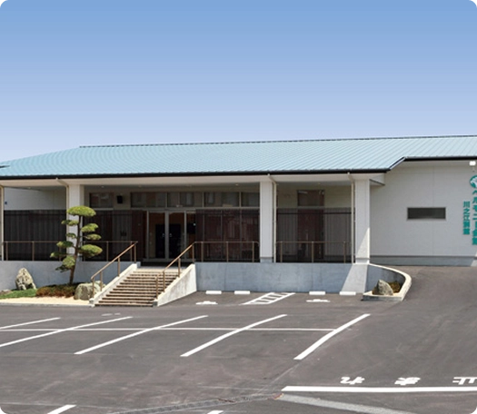 駐車場を完備した葬儀会館の外観