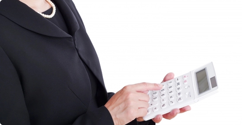 電卓を持つ女性