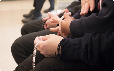 家族葬に参列する親族