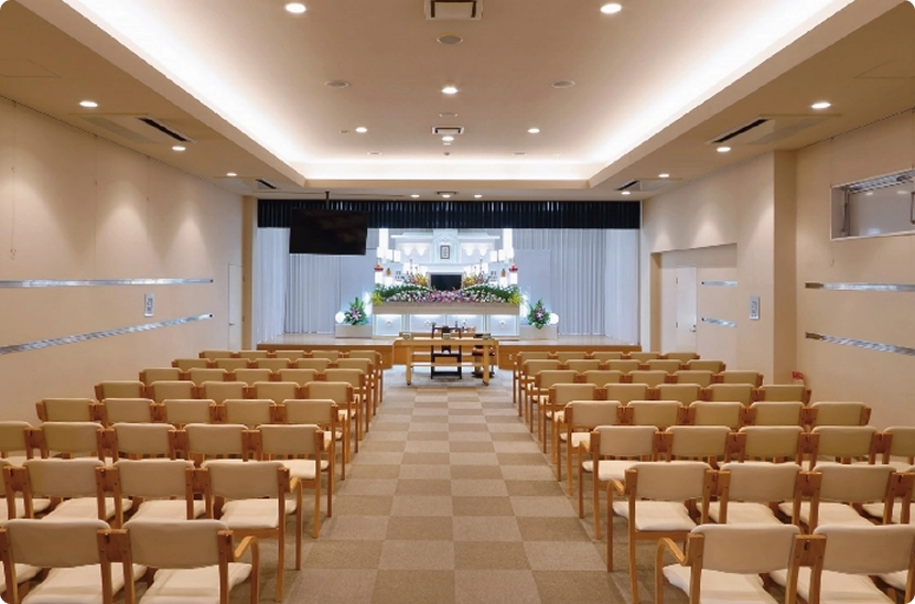 祭壇と椅子席が並ぶ一般葬の式場内観
