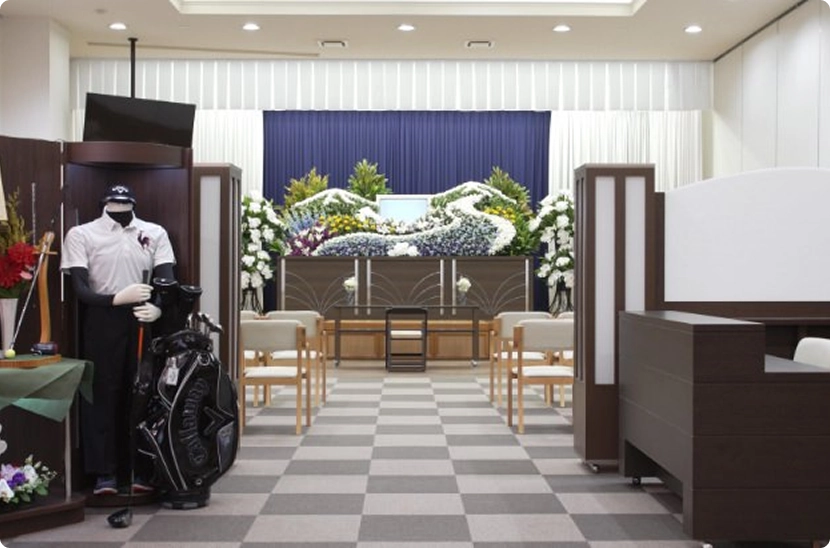 祭壇と故人の愛用品が並ぶ家族葬の式場内観