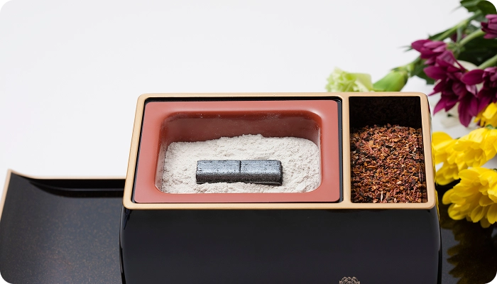 焼香用の香炉と抹香