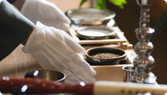 焼香道具を準備するスタッフの手元